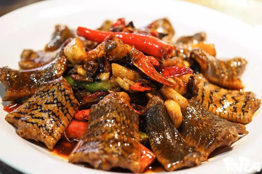 口味蛇是一道湖南省传统的名菜,其中以宁乡口味蛇最为出名,是长沙大众